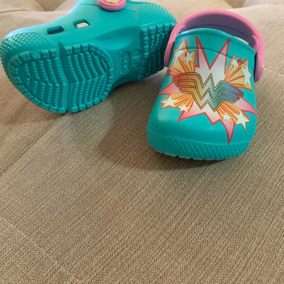 wonder woman crocs